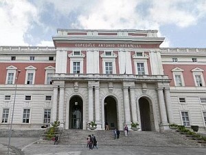 Napoli, ospedale Cardarelli: lettini nei corridoi, un bagno per 40 persone