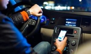 Guida col cellulare, record di incidenti: 1 su 8 non resiste a sms e chiamate