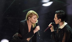 Festival di Sanremo, Arisa ed Emma: sorrisi sul palco, guerra dietro le quinte