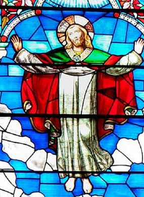 Gesù coi capelli rossi: vetrata di una chiesa inglese lo rappresenta così FOTO