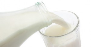 Coldiretti: "Prezzo latte quadruplica da stalla a tavola". Allevatori strozzati
