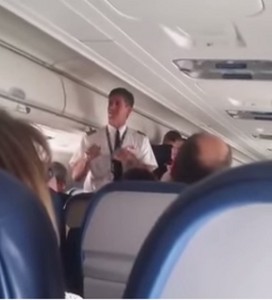 VIDEO YouTube. Pilota resta chiuso fuori dalla cabina: atterraggio d'emergenza