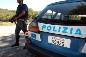 Poliziotti italiani seguono auto, bloccati da svizzeri: disarmati, alcol test
