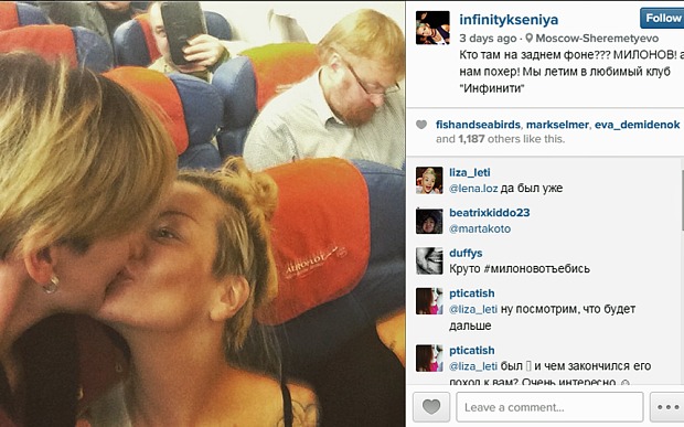 Bacio lesbo con selfie davanti al senatore omofobo russo Vitaly Milonov FOTO