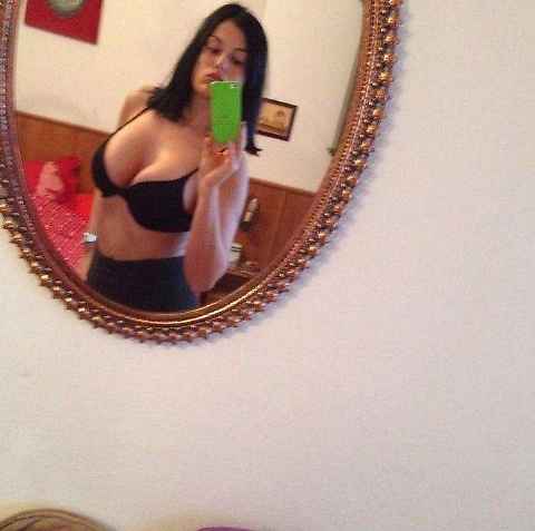 Sara Tommasi, selfie hot contro Sanremo: " Vi distraggo io..." FOTO