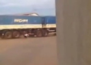 Si uccide gettandosi sotto camion: VIDEO choc