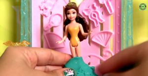 Melissa Lima, regina di YouTube scartando giocattoli