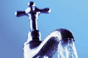Acqua, quella di rubinetto costa più della minerale: 21 € al mese, a Firenze 47