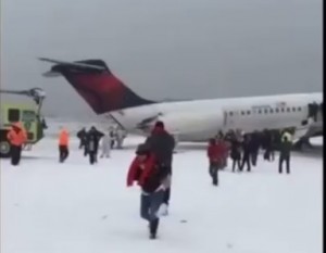 New York: aereo fuori pista per la neve, finisce contro recinzione