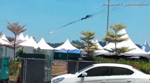 VIDEO YouTube. Aerei si scontrano in volo, piloti si lanciano col paracadute