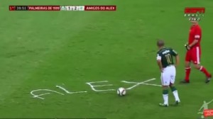 arbitro rende omaggio a calciatore e scrive suo nome con bomboletta