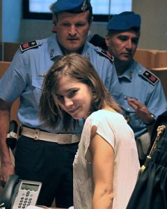 Amanda Knox "incinta per evitare carcere": ipotesi del Guardian