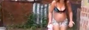 VIDEO YouTube Getta acqua bollente sulla vicina incinta. "Era nel mio giardino" 
