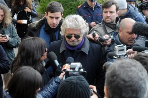 Beppe Grillo: "Pd fogna e scarrafoni di Renzi non si dimettono"