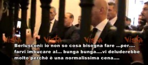 Berlusconi ai militanti: "Non so come farvi imbucare al bunga bunga"