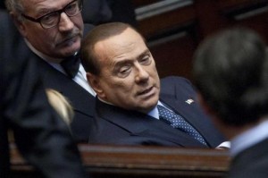 Berlusconi scende male dall'auto: frattura al malleolo