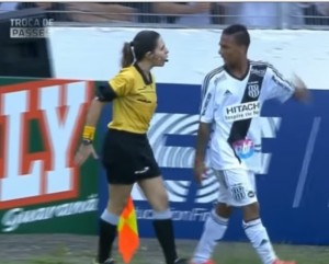 VIDEO YouTube - La guardalinee Tatiana Sacilotti zittisce il calciatore