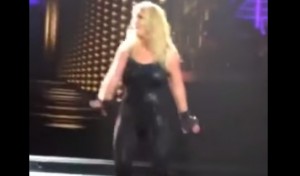 Britney Spears perde extension sul palco 
