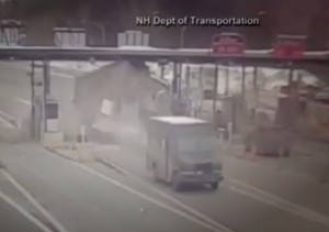 VIDEO YouTube Camion senza controllo contro casello dell'autostrada: due feriti