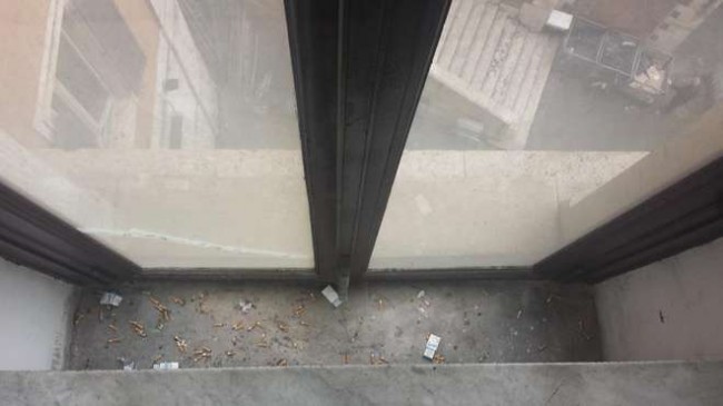 Cicche e pacchetti di sigarette gettati a terra alla Camera