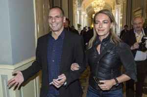 Varoufakis, ecco la moglie Danae Stratou: passeggiata in jeans a Cernobbio FOTO