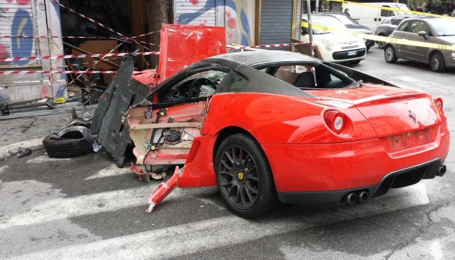 Roma: Ferrari contro negozio in via Amendola, in pieno centro FOTO