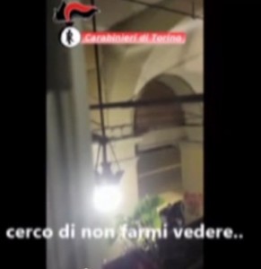 VIDEO YouTube. Torino, ladro ruba da auto: passante lo filma e lo fa arrestare 