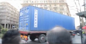 Genova, camion bloccato sottopasso piazza Vittorio Veneto