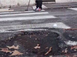 VIDEO YouTube. Roma piena di buche? Si gioca a golf in strada