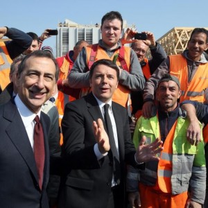 Matteo Renzi visita il cantiere di Expo 2015 (foto Ansa)
