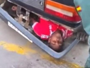 Spagna, immigrato nascosto nel paraurti di una macchina VIDEO