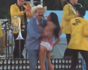 VIDEO YouTube - Sindaco messicano alza la gonna di una ragazza 