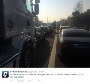Milano, tangenziale nord bloccata: scontro tra auto e moto, 1 ferito grave