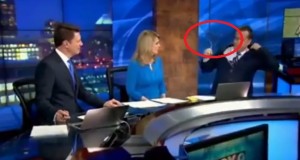 VIDEO YouTube Telegiornale Fox9, meteorologo con gruccia attaccata all'abito
