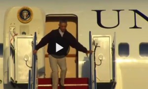VIDEO YouTube: Barack Obama scivola sulla scaletta del'Air Force One