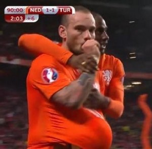 Sneijder VIDEO gol Olanda-Turchia e "pancione" FOTO per Yolanthe Cabau