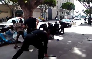 VIDEO YouTube - Polizia spara e uccide clochard a Los Angeles
