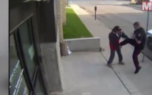 VIDEO YouTube Poliziotto sferra calcio a clochard che non faceva niente