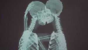 Coppia si bacia dentro una radiografia, quando esce il pubblico resta senza parole