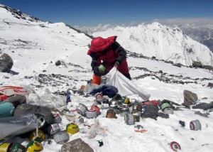 Everest, dopo rifiuti è emergenza toilette: "Troppa cacca sul tetto del mondo"