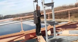 VIDEO YouTube: si arrampica su ponte e tocca cavo da 30mila volt, 14enne muore folgorato