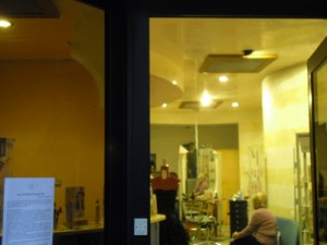 Rapallo, parrucchiere taglia capelli ai clochard: clienti lo abbandonano