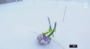 Julien Lizeroux parte con gli sci per lo slalom e cade