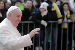 8 marzo, Papa Francesco all'Angelus: "Donne costruiscono società più umana"
