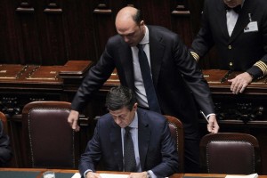 Lupi, dimissioni all'italiana: vizio e piacere di fare la vittima