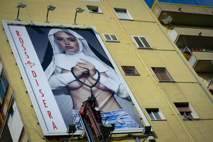 Suora a seno scoperto: il cartellone hot a Napoli FOTO