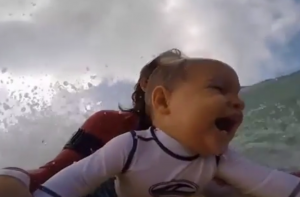 VIDEO YouTube: surfista più piccolo del mondo, a 9 mesi sulla tavola col padre