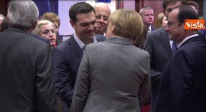 Alexis Tsipras e, di spalle, Angela Merkel