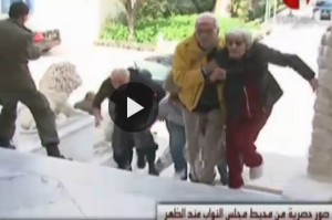 Tunisi, turisti protetti da teste di cuoio scappano dal museo Bardo