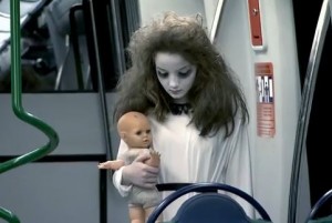 VIDEO Youtube - Scherzo in metro, "fantasma" terrorizza passeggeri
